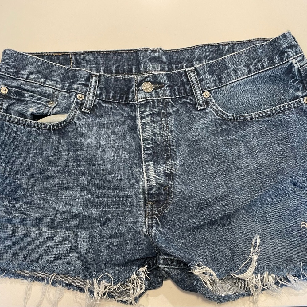 Levi’s cut off shorts cute daisy patch